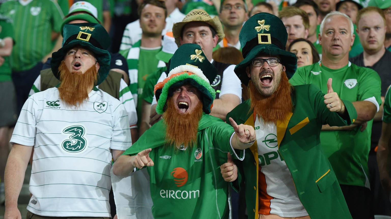 22.06.2016; Lille; Fussball Euro 2016 - Italien - Irland;
Fans Irland mit Baerten
(Tim Groothuis/Witters/freshfocus)