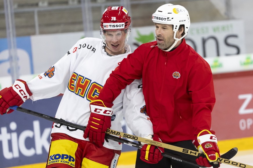 Jere Sallinen und Assistenztrainer Beat Forster waehrend einem Training des EHC Biel, am Dienstag, 3. September 2024, in der Tissot Arena in Biel. (KEYSTONE/Peter Klaunzer)