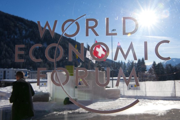 ARCHIV ? ZUM 50. JAHRESTREFFEN DES WORLD ECONOMIC FORUM WEF IN DAVOS VOM 21. BIS ZUM 24. JANUAR 2020 STELLEN WIR IHNEN FOLGENDES BILDMATERIAL ZUR VERFUEGUNG - Participant walks behind a logo of the Wo ...