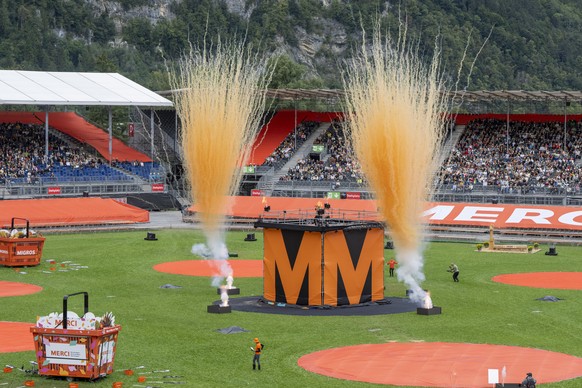 KEYPIX - Die Jubilaeumsshow der Migros vor rund 20 000 Mittarbeiten der Migros ist im Gange, anlaesslich des zweitaegigen Jubilaeumsfest 100 Jahre Migros unter dem Titel, Merci-das Fest, fuer rund 40  ...