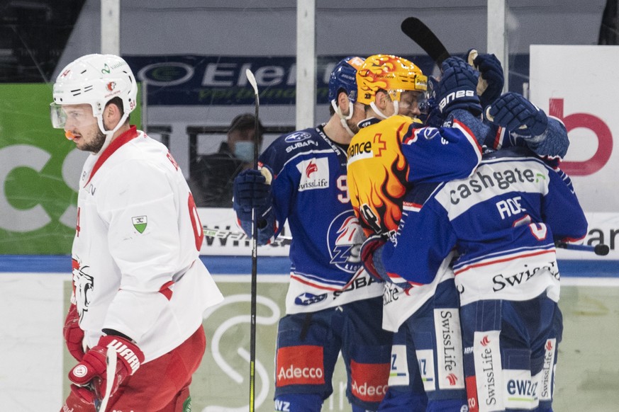 Die Zuercher jubeln im sechsten Eishockey Playoff-Viertelfinalspiel der National League zwischen den ZSC Lions und dem Lausanne HC am Freitag, 23. April 2021, im Zuercher Hallenstadion. (KEYSTONE/Enni ...