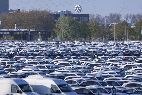 epa12909846 Cars for export wait for shipment at the port in Emden, Germany, 23 April 2026. Autoport Emden is the third-largest automobile handling port in Europe, with an annual handling volume of ar ...