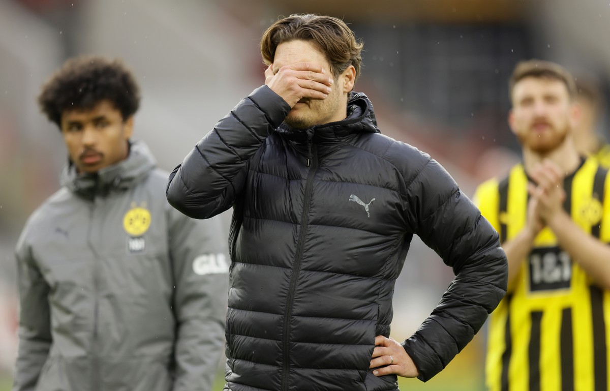 epa10573979 Dortmund's head coach Edin Terzic reacts after the German Bundesliga soccer match between VfB Stuttgart and Borussia Dortmund in Stuttgart, Germany, 15 April 2023. EPA/RONALD WITTEK C ...
