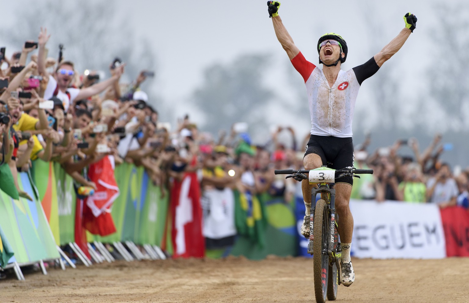 ZUM ABSCHLUSS DER XXXI. OLYMPISCHEN SOMMERSPIELE RIO 2016 IN RIO DE JANEIRO, BRASILIEN, STELLEN WIR IHNEN FOLGENDES BILDMATERIAL ZUR VERFUEGUNG - Gold medalist Nino Schurter of Switzerland celebrates  ...