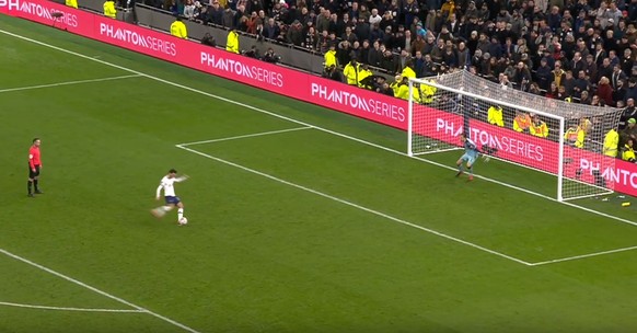 Tottenhams 4. Penalty: Troy Parott scheitert an Krul, doch der bewegt sich zu früh von der Linie.