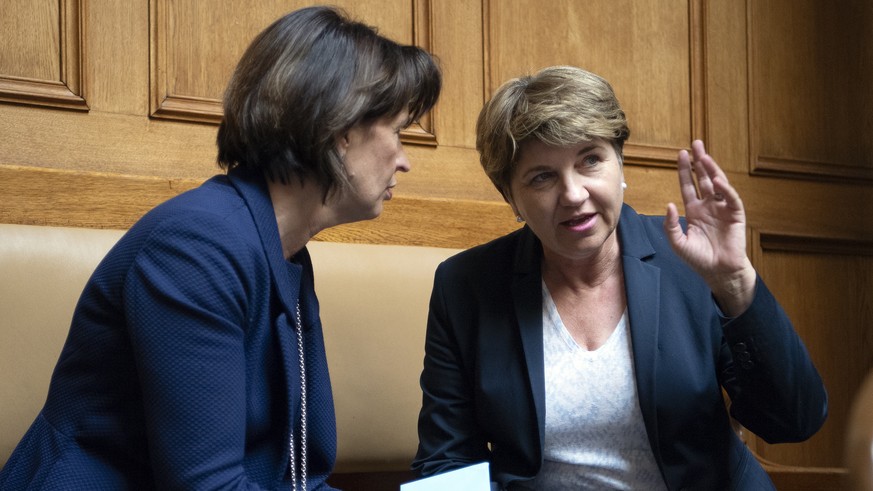 Viola Amherd, CVP-VS, rechts, spricht mit Bundesraetin Doris Leuthard, links, an der Herbstsession der Eidgenoessischen Raete, am Donnerstag, 27. September 2018 im Nationalrat in Bern. (KEYSTONE/Antho ...