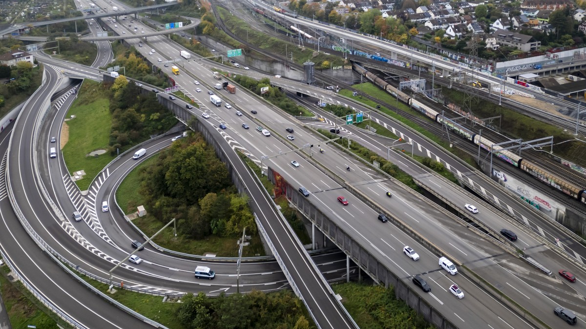 Drohnenaufnahme von der Autobahnverzweigung Hagnau / Basel St. Jakob von Birsfelden aus gesehen, am Donnerstag, 17. Oktober 2024. Der geplante Rheintunnel soll an die bestehenden Achsen von und nach D ...