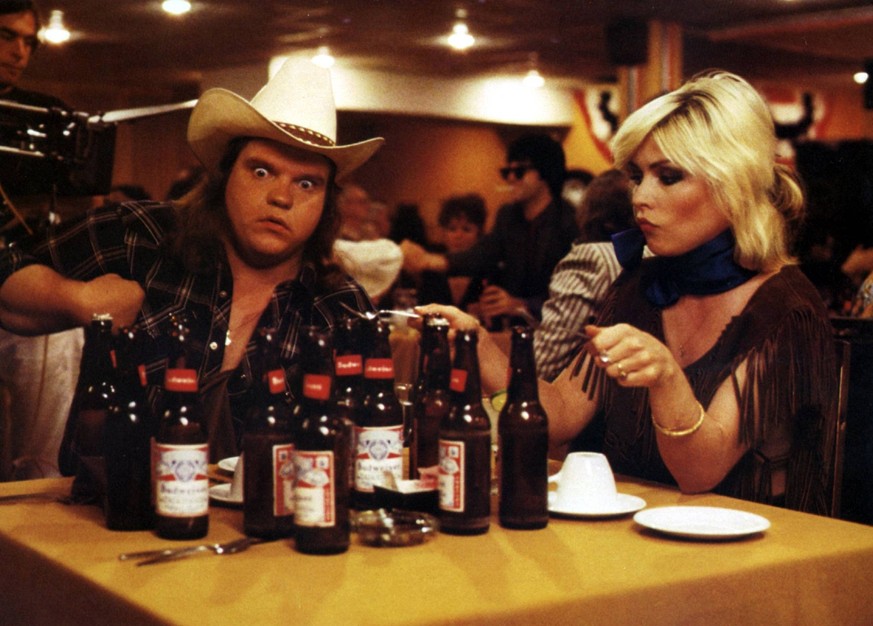 1979: Meat Loaf und Debbie Harry auf dem Set von Roadie 

Roadie, (ROADIE) USA 1979, Regie: Alan Rudolph, MEAT LOAF, DEBORAH HARRY, Stichwort: Bier, Flasche UnitedArchives00006767