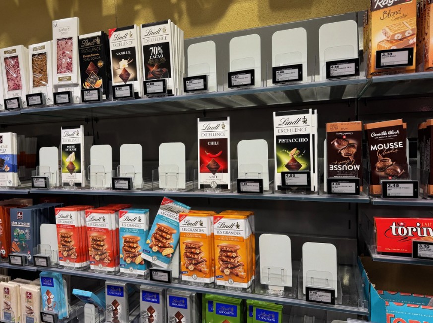 Gar nicht exzellent: Im Migros-Regal fehlen diverse Excellence-Tafeln von Lindt.