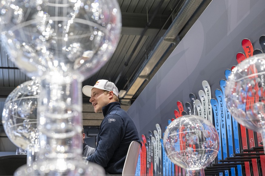 Der Schweizer Skirennfahrer Marco Odermatt anlaesslich einer Medienkonferenz des Skiherstellers Stoeckli zur Ski Alpin Saison 2025/26 beim Hauptsitz der Stoeckli AG in Malters am Freitag, 10. April 20 ...