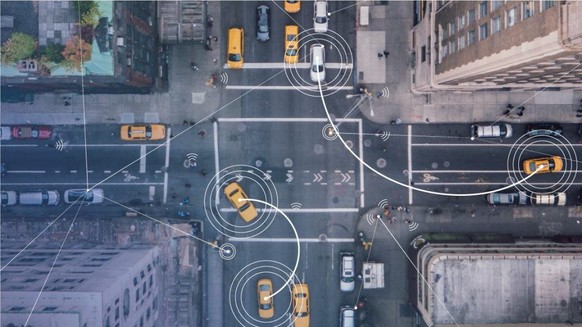 Das 5G-Netz soll es ermöglichen, dass vom Computer gesteuerte Autos sich gegenseitig und frühzeitig über ihre Absichten bzw. gefährliche Situationen informieren.
