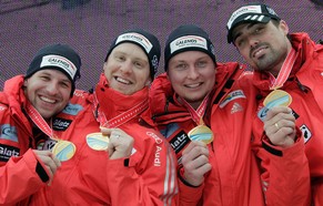 Baumann (rechts) und seine Anschieber feiern den Schweizermeister-Titel 2011.