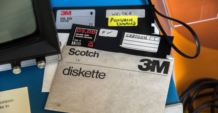 5¼-Diskette in einer Hülle von 3M. Der Speicherplatz dieser Datenträger war so beschränkt, dass ein heutiges Handy-Foto in guter Auflösung nicht darauf Platz hat. Später kamen Disketten im Format 3,5- ...