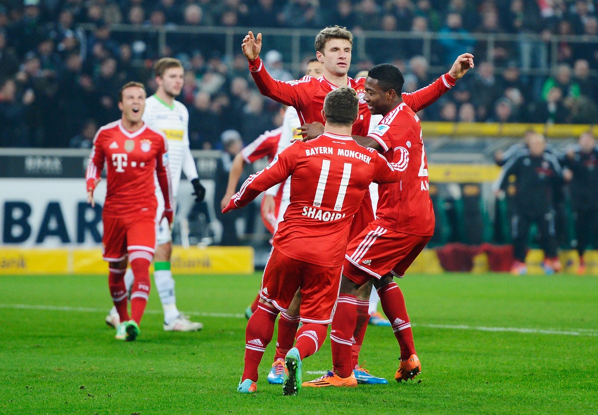 Xherdan Shaqiri gratuliert Thomas Müller als einer der ersten zu seinem Treffer – das Spiel läuft eher an ihm vorbei.