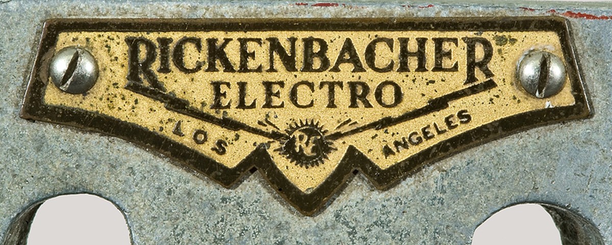 Das Schild, das fortan jede Gitarre des Schweizers zierte. Später benannte er sich in «Rickenbacker» um, angeblich, um vom Ruhm seines berühmten Cousins profitieren zu können, dem «Ace of Aces», der i ...
