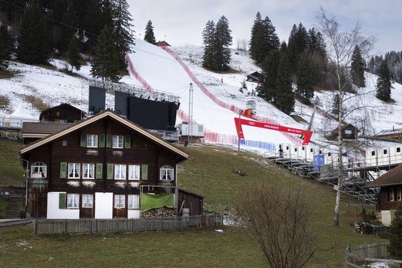 Der praeparierte Zielhang und der Zielraum des Ski Weltcuprennens am Chuenisbaergli mit den angrenzenden Haeusern, am Donnerstag, 4. Januar 2024, in Adelboden. Am kommenden Wochenende sind ein Riesens ...