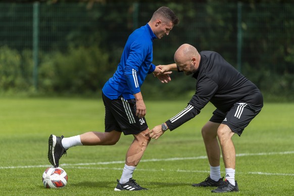 FC Basels Taulant Xhaka, links, bei seinem Spezialraining mit dem Physiotherapeuten Jan-Arie Overberg, rechts, in Basel am Dienstag, 1. September, 2020. (KEYSTONE/Georgios Kefalas)