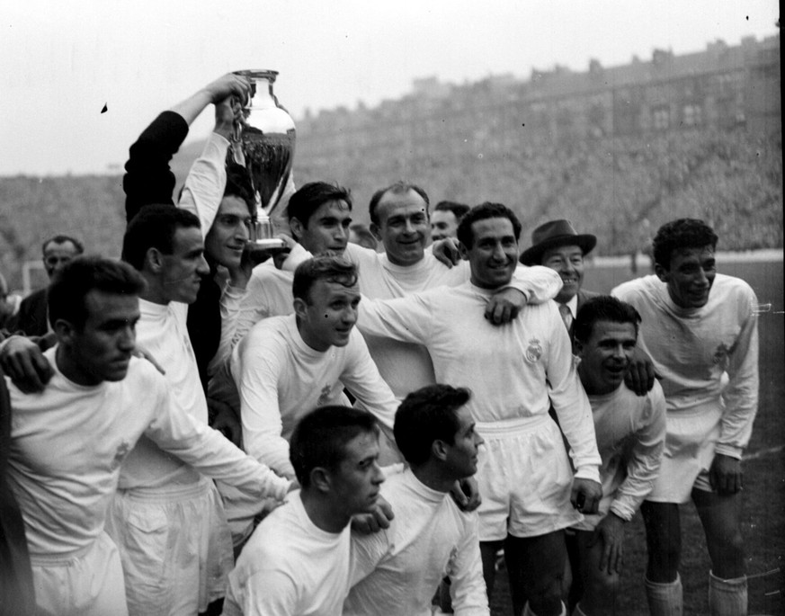 Die Spieler, Trainer und Betreuer des spanischen Fussballklubs Real Madrid mit ihren Stars Alfredo di Stefano (M, 5. v.r.) Francisco Gento (4.v.r) und dem vierfachen Torschuetzen Ferenc Puskas (2.v.r) ...