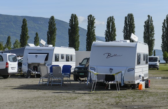 ARCHIV --- ZUR MELDUNG, DASS DER KANTON FRIBOURG SCHAERFERE RICHTLINIEN FUER FAHRENDE ERLAESST, STELLEN WIR IHNEN FOLGENDES BILD ZUR VERFUEGUNG --- Un groupe de Yeniche ou Jenisch suisse se sont insta ...