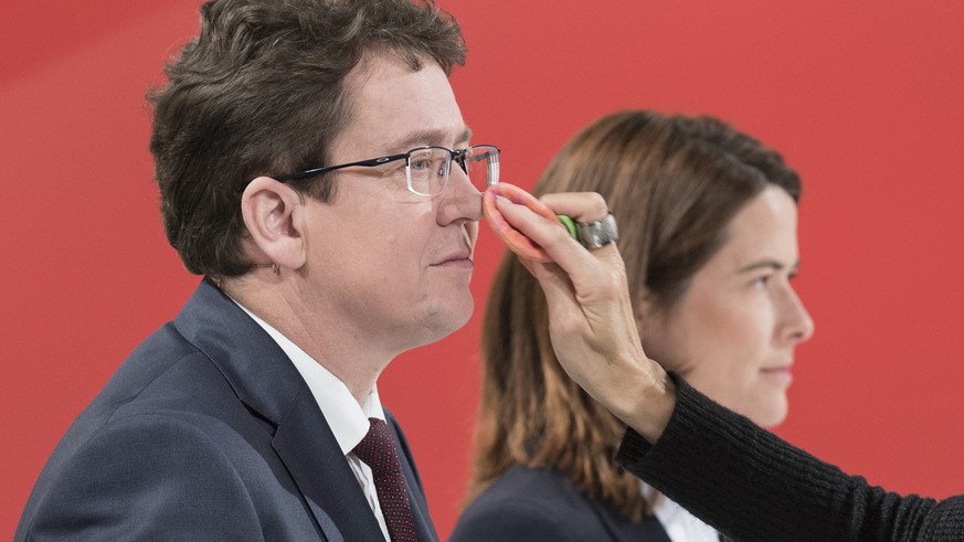 Die Parteipraesidenten Albert Roesti, SVP, links, und Petra Goessi, FDP, werden auf die Sendung vorbereitet vor der Elefantenrunde zum Abstimmungsergebnis zur &quot;No Billag Initiative&quot;, am Sonn ...