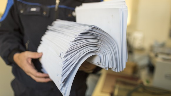 ZU DEN ZAHLEN UEBER ASYLGESUCHE IN DER SCHWEIZ 2014 STELLEN WIR IHNEN AM DONNERSTAG, 22. JANUAR 2015, FOLGENDES ARCHIVBILD ZUR VERFUEGUNG - A Swiss Border Guard Corps flicks through records of asylum  ...