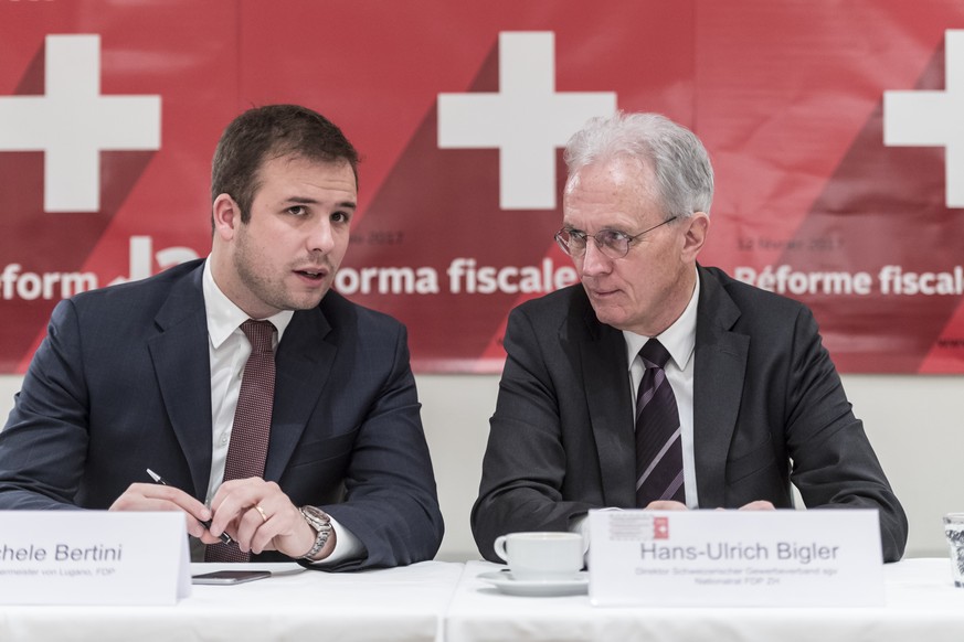 Nationalrat Hans-Ulrich Bigler, FDP-ZH, rechts, Direktor Schweizerischer Gewerbeverband sgv und Michele Bertini, Vizestadtpraesident von Lugano, machen zusammen mit Vertreterinnen und Vertretern des G ...