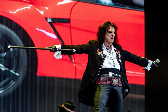 epa10696955 US singer Alice Cooper performs with rock band Hollywood Vampires during the 52nd edition of Pinkpop Festival in Landgraaf, Netherlands, 17 June 2023. The festival runs from 16 to 18 June. ...