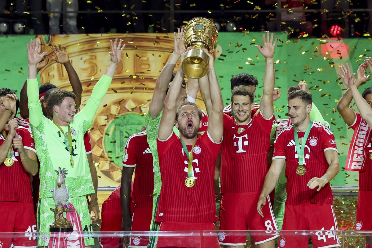Harry Kane FC Bayern Muenchen jubelt im Rahmen der Siegerehrung mit dem DFB-Pokal in der Hand, DFB Cup Final 2026, FC Bayern M�nchen v VfB Stuttgart, Olympiastadion am 23. May 2026 in Berlin, Deutschl ...