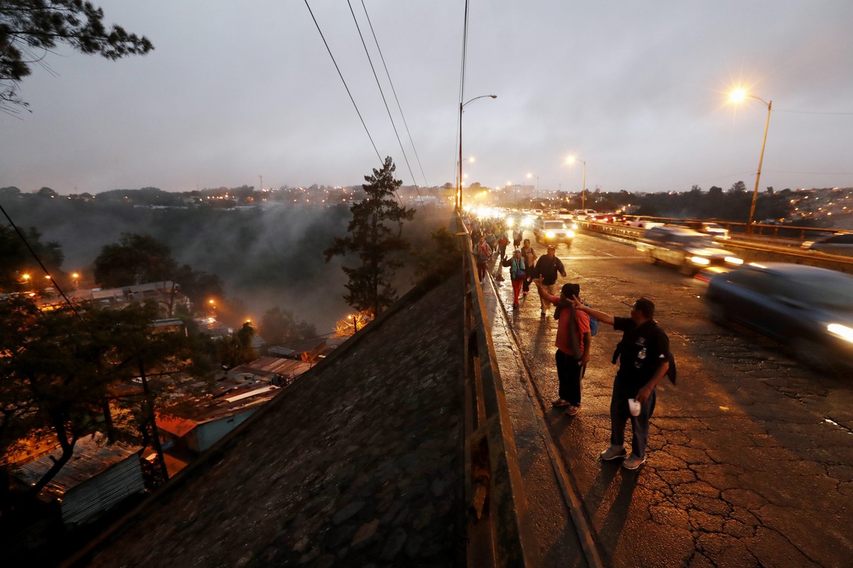 epa07102161 Honduran migrants continue their march to the department of Escuintla to approach the border with Mexico leaving the Casa del Migrante shelter in Guatemala City, Guatemala, on 18 October 2 ...
