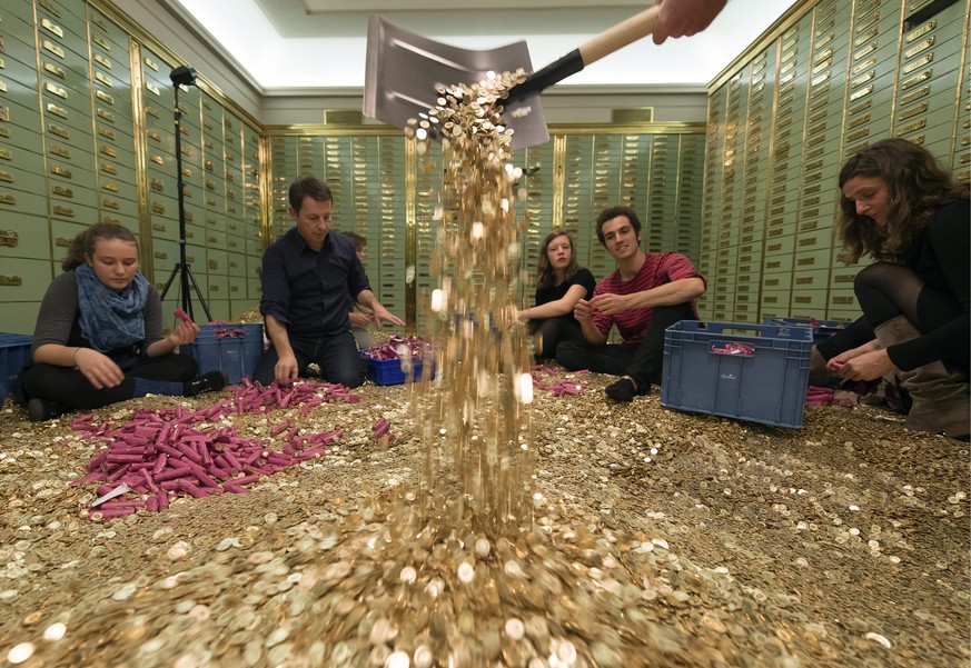 Im Oktober 2013 wurden die Fünfrappenstücke im Safe der ehemaligen Schweizerischen Volksbank in Basel ausgepackt.