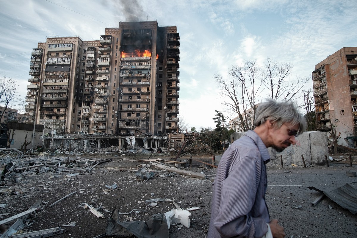 epa13269244 A person walks in front of a multi-story building engulfed in flames following a Russian strike in Kramatorsk, Donetsk region, eastern Ukraine, 28 September 2026, amid the Russian invasion ...