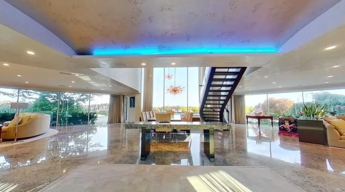 D'une valeur de 30 millions de dollars en 2013, la maison a été vendue en 2021 à l'actuel propriétaire pour 7,2 millions.