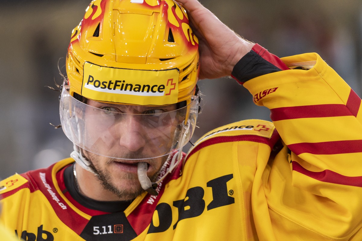 Der Langnauer PostFinance Top Scorer Jesper Olofsson richtet seinen Helm, beim Eishockey Meisterschaftsspiel der National League zwischen dem EHC Biel und SCL Tigers, am Samstag, 25. September 2021 in ...