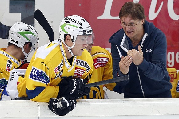 HC Davos Cheftrainer Arno Del Curto, rechts, im Gespraech mit Stuermer Enzo Corvi im Eishockey-Meisterschaftsspiel der National League A zwischen den Rapperswil-Jona Lakers und dem HC Davos, am Freita ...