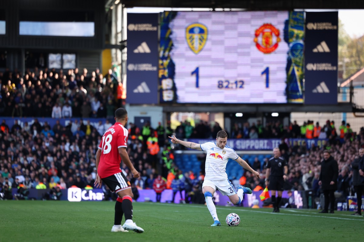 epa13314091 Gabriel Gudmundsson of Leeds United in action during the English Premier League match between Leeds United and Manchester United, in Leeds, Britain, 18 October 2026. EPA/ADAM VAUGHAN EDITO ...