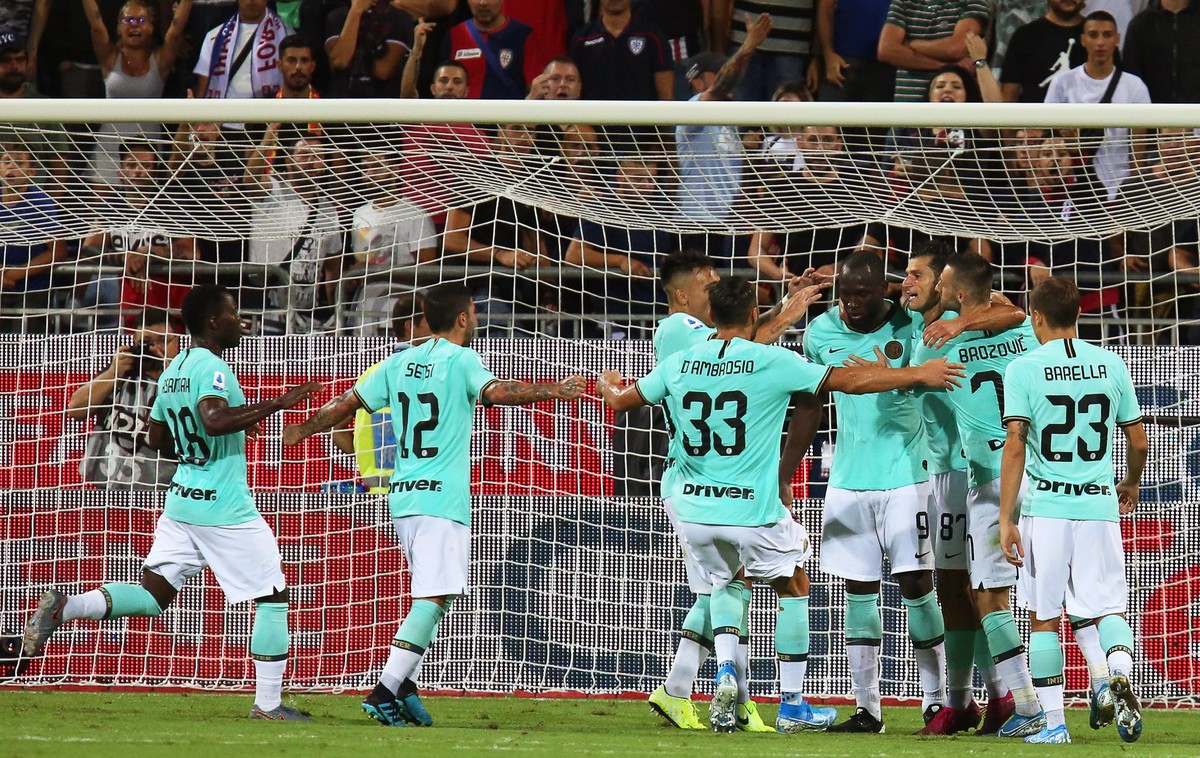 epa07811715 Inter's Romelu Lukaku (C-R) celebrates with his teammates after scoring the 2-1 lead from the penalty spot during the Italian Serie A soccer match between Cagliari Calcio and Inter Mi ...