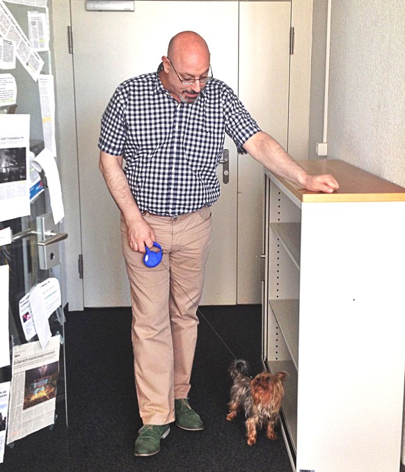 Redaktor mit Hund: Das Bild widerlegt das Klischee, wonach Hund und Halter einander ähneln.&nbsp;