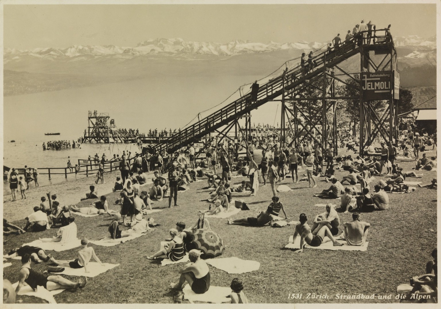 ürich, Strandbad Mythenquai und die Alpen, ca. 1930.