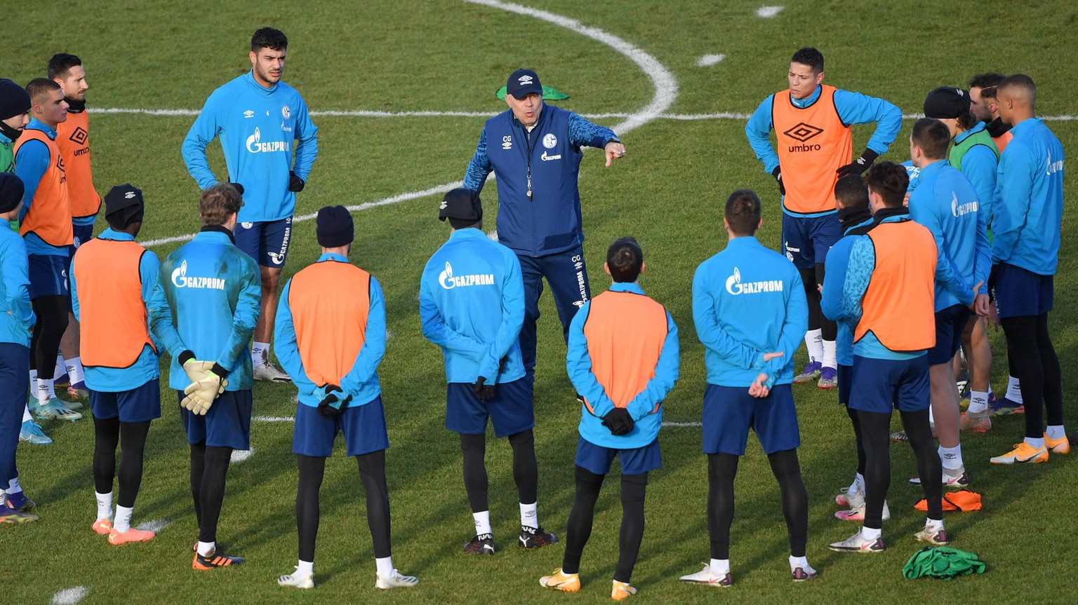 Trainer Christian Gross FC Schalke 04, 2.v.li., gibt den Spielern Anweisungen 28.12.2020, Fussball GER, Saison 2020 2021, 1. Bundesliga, Training FC Schalke 04, Foto: Maik H