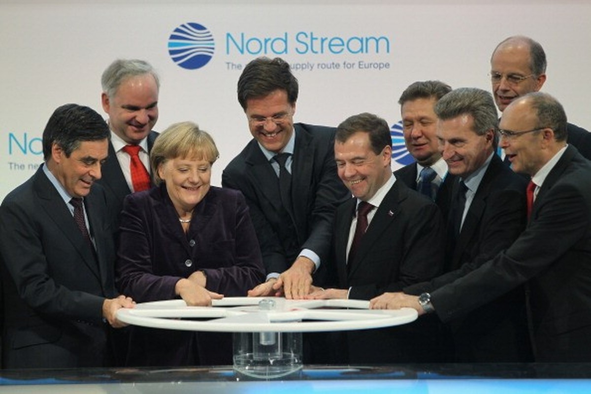 Große Party für die Pipeline: Was unter Schröder begann, setzte Merkel fort.