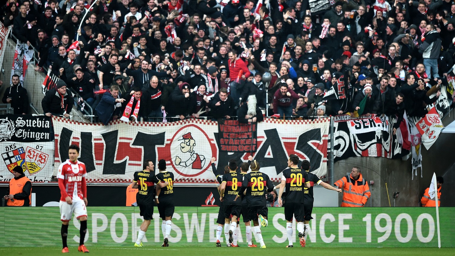 VfB-Jubel in Köln: Spieler und Fans bejubeln das Tor zum 3:1.