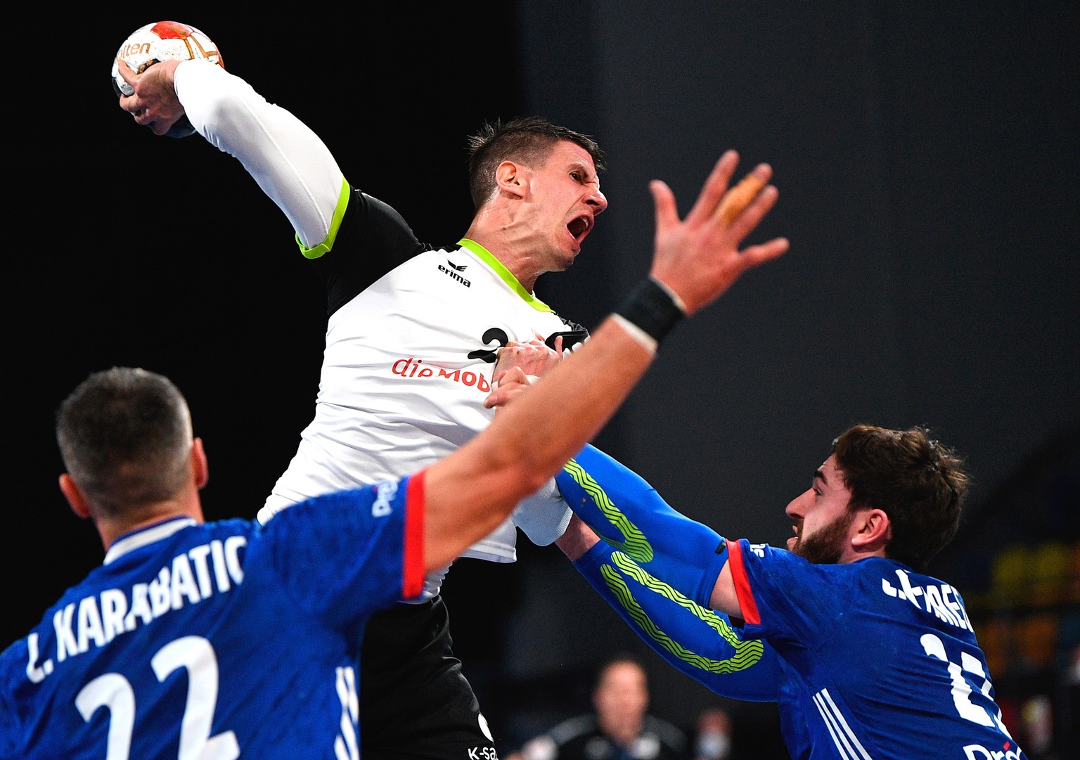 epa08946682 Switzerland&#039;s Andy Schmid (C) in action against France&#039;s Ludovic Fabregas (R) during the match between France and Switzerland at the 27th Men&#039;s Handball World Championship i ...