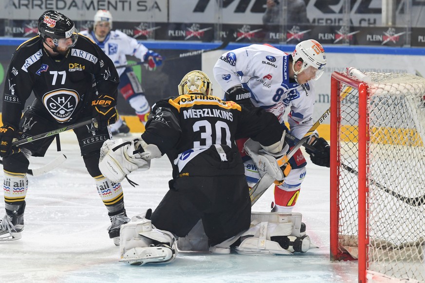 Lugano’s player Bobby Sanguinetti, Lugano’s goalkeeper Elvis Merzlikins and Zurich&#039;s player Ronalds Kenins, from left, during the fifth match of the playoff final of the National League of the ic ...