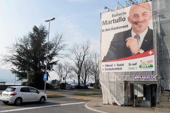 Ein riesiges Wahlplakat an einem Baugeruest von Roberto Martullo, Ehemann der Ems-Chemie-Chefin, Magdalena Martullo-Blocher, und Schwiegersohn von Christoph Blocher aufgenommen in Zollikon (ZH) am Mit ...