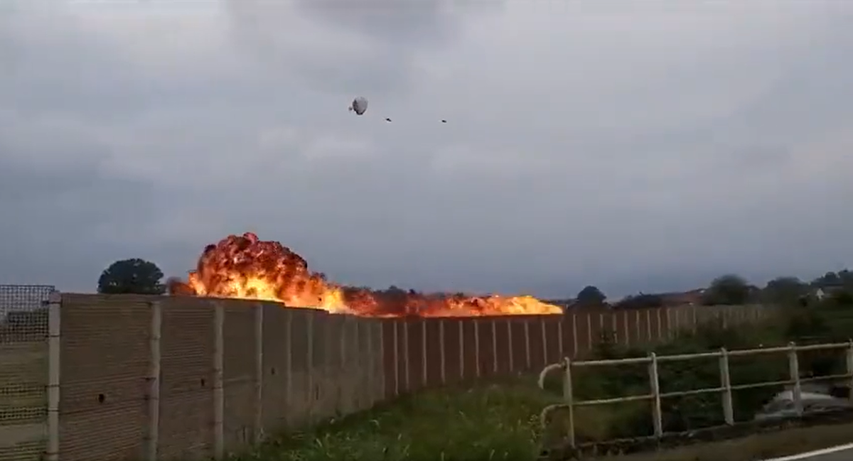 Le pilote a pu se sauver en utilisant son parachute. Une fillette de cinq ans est décédée.