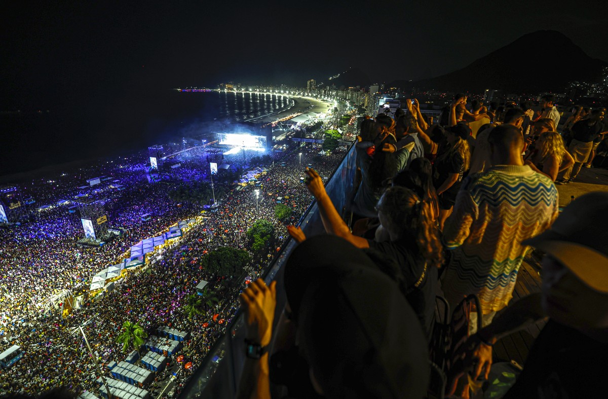 epa12929276 People watch Colombian singer Shakira perform during a concert from a terrace overlooking Copacabana Beach in Rio de Janeiro, Brazil, 02 May 2026. Shakira headlined a free concert on the b ...