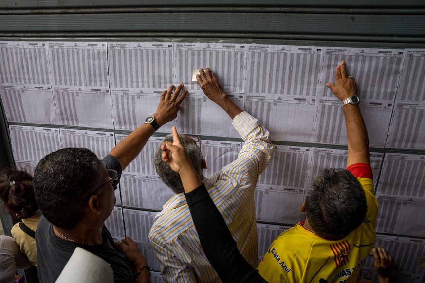 epa06767588 Colombians living in Venezuela vote at the consulate office in Caracas, Venezuela, 27 May 2018. Colombians vote in the first round of the presidential election. The next round will take pl ...