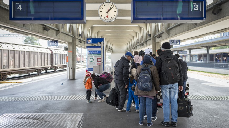 Flüchtlinge am Bahnhof Buchs. Grenzwächter bringen sie von hier auf einen provisorischen Polizeiposten.&nbsp;