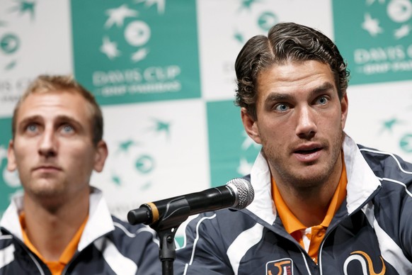 epa04934926 Jesse Huta Galung, right, of the Netherlands, sitting next to Thiemo De Bakker, left, of Netherlands, speaks to the media during a press conference, after the drawing of the Davis Cup Worl ...