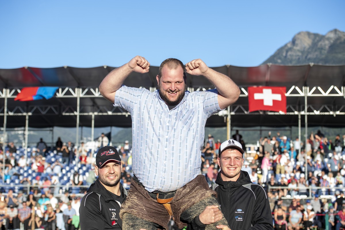 Sven Schurtenberger feiert seinen Sieg im Schlussgang gegen Dario Gwerder beim 1. Tessiner Kantonalen Schwingfest vom Samstag, 17. September 2022 in Cadenazzo im Kanton Tessin. (KEYSTONE/Urs Flueeler)
